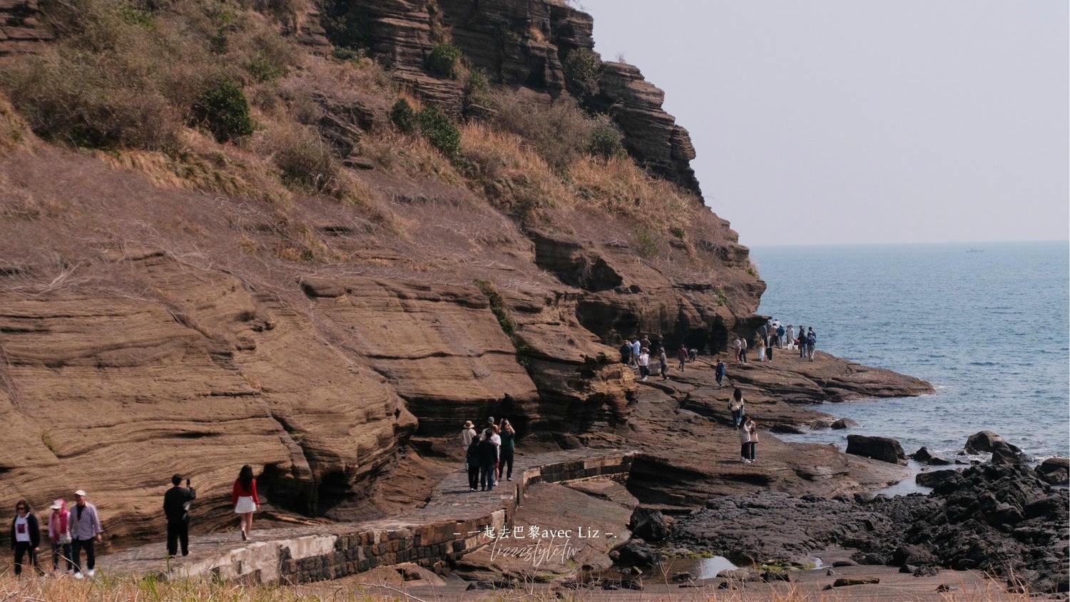 西歸浦龍頭海岸》濟州島一年只開放100多天的限定景點，壯麗峭壁值得一看!