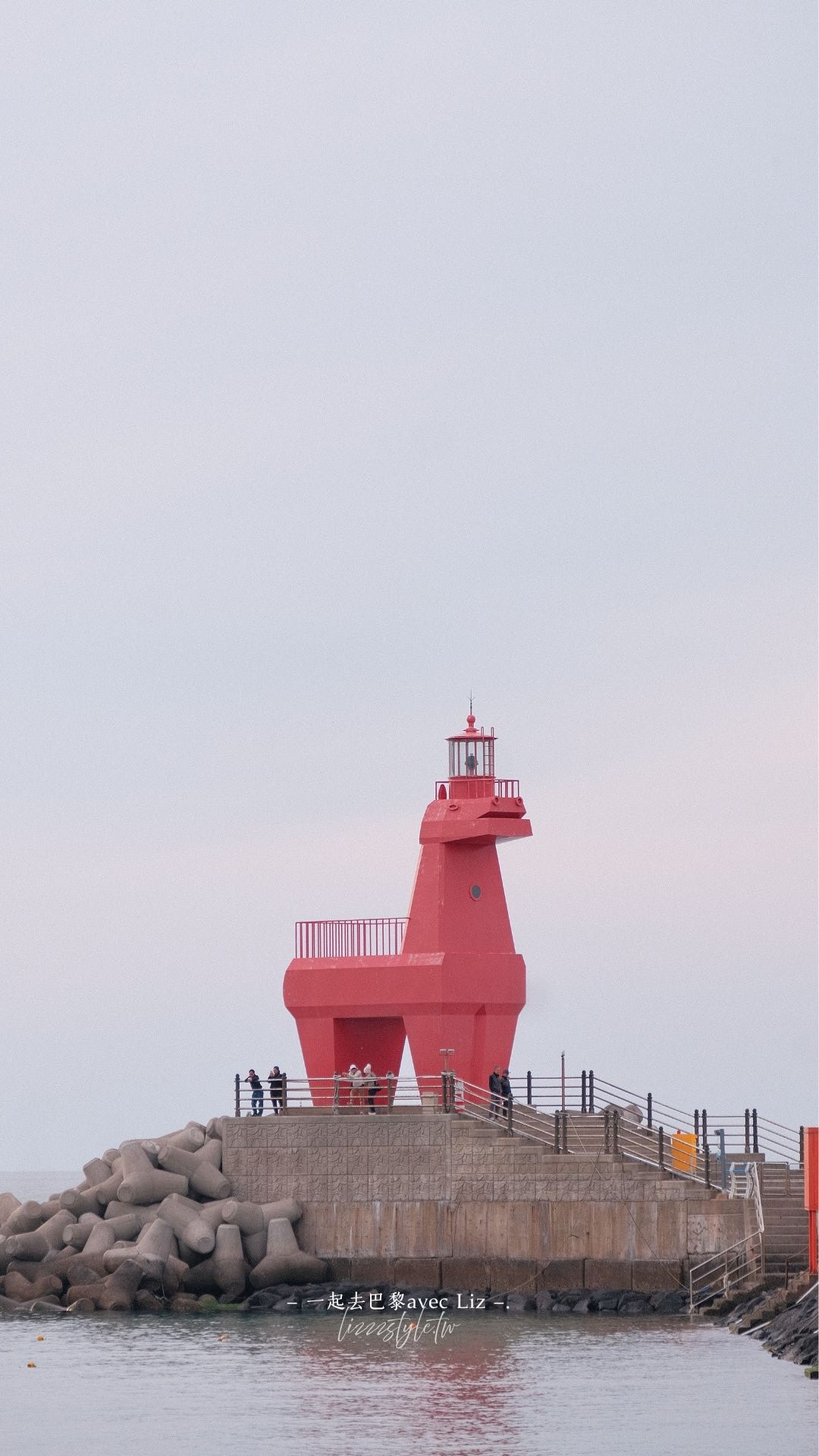 濟州島梨湖紅白馬燈塔》梨湖木筏海邊附近的必拍風景，機場附近人氣景點漫步!