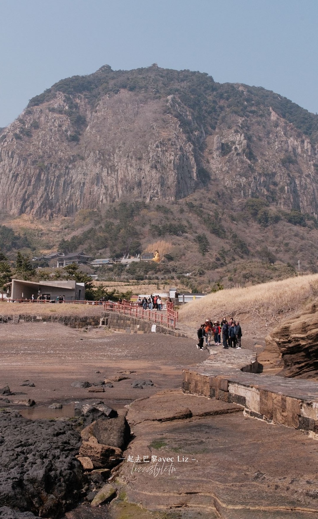 西歸浦龍頭海岸》濟州島一年只開放100多天的限定景點，壯麗峭壁值得一看!