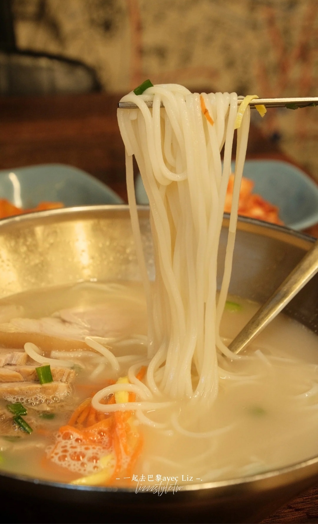 濟州老奶奶家炸醬麵》蓮洞河英偶來吃豬肉湯麵，搭配泡菜吃味道更有層次！