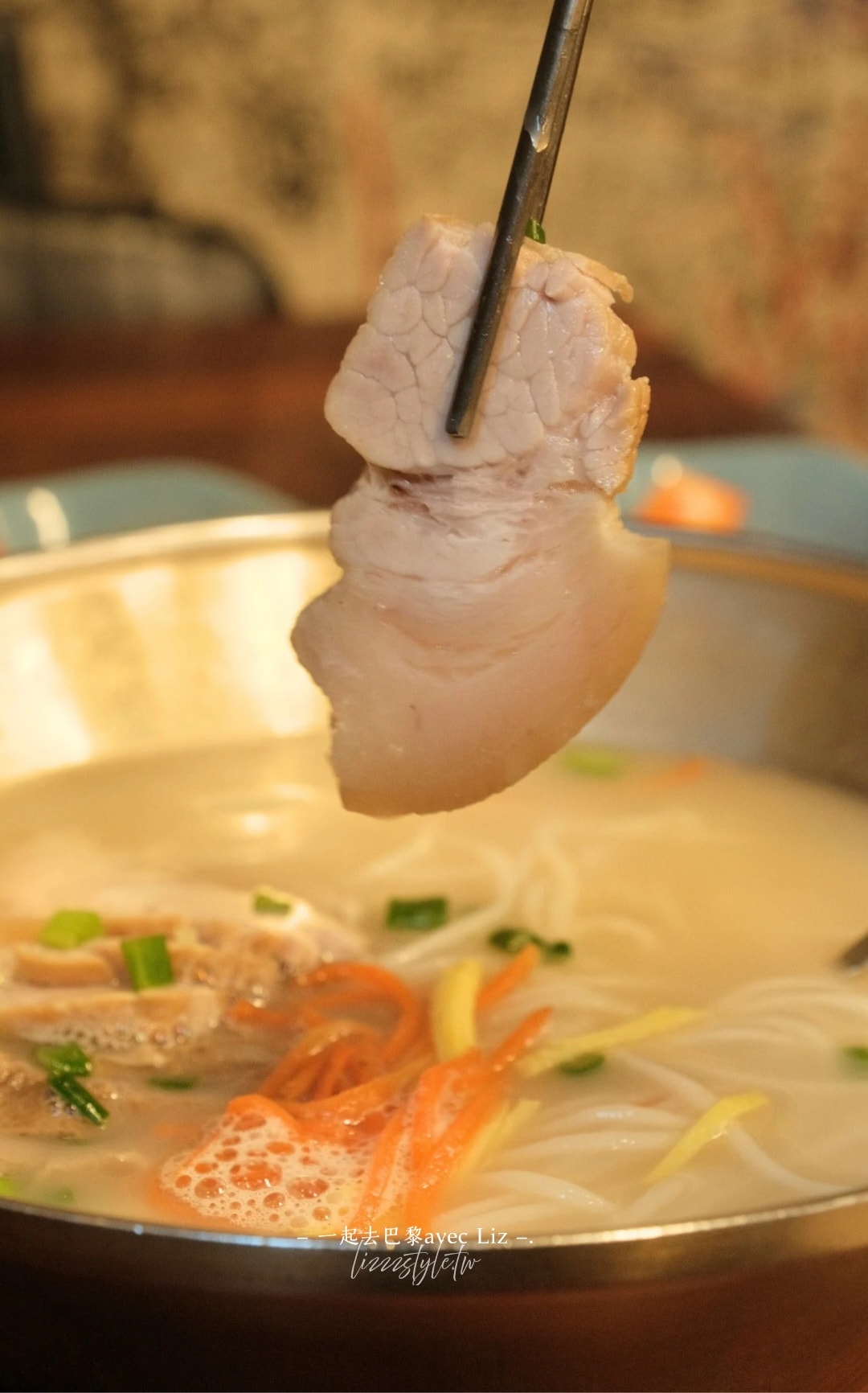 濟州老奶奶家炸醬麵》蓮洞河英偶來吃豬肉湯麵，搭配泡菜吃味道更有層次！