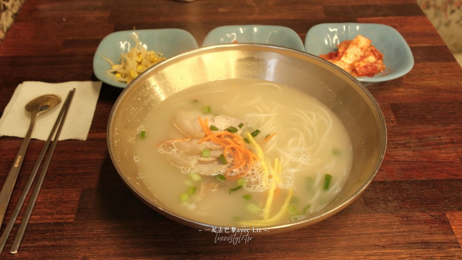 濟州老奶奶家炸醬麵》蓮洞河英偶來吃豬肉湯麵，搭配泡菜吃味道更有層次！