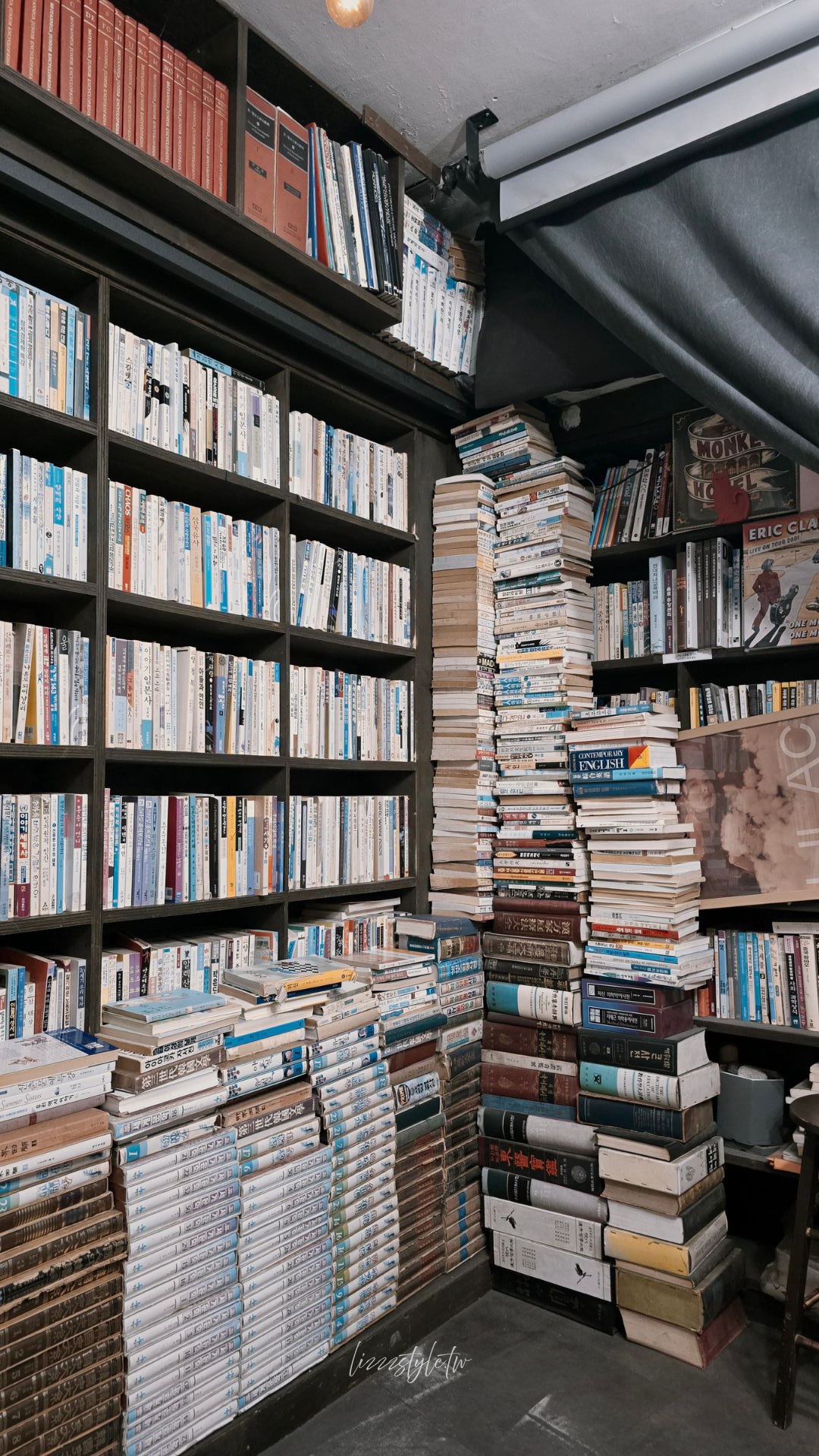 【南浦洞書店黑白攝影】在寶水洞二手書店街拍ZB1同款黑白紀念照片！